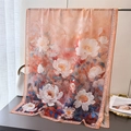Détail d'un foulard en soie à fleurs avec pivoines blanches et bordures géométriques - Orange Blanc (XA2-4)