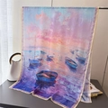 Vue détaillée d'une longue écharpe en soie avec imprimé peinture à l'huile et bords fleuris - Violet (XA4-2)