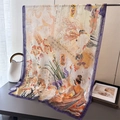 Détail d'une écharpe en soie avec calligraphie chinoise et iris sur fond beige - Bord Violet (XA4-4)