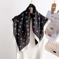 Élégant foulard en soie noir et blanc à imprimé camélia suspendu sur un cintre - 70x70cm / Noir (FJ974-2)