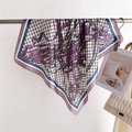 Eleganter Seidenschal mit Reitsport-Muster in Lavendel und Beige mit Trensenketten-Motiv - 70x70cm / Lila (FJ970-1)