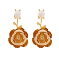 Pendientes de rosa dorada con perla blanca en elegante diseño de metal estilo vintage - Dorado