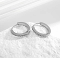 Boucles d'oreilles créoles en acier argenté avec zircons sur pierre texturée - Boucles d'Oreilles Carrées Argent Simple Rangée Zircone