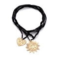 Collana a cordoncini di seta con ciondoli a sole e cuore dorati e volti a rilievo - Nastro Nero + Pendente Oro