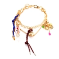 Collar de capas doradas con dijes de corazón, rosa esmaltada y detalles de cuerda - Dorado