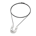 Collana minimalista con pendente a U argento e cordino nero su sfondo bianco - Argento