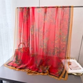 Dettaglio di sciarpa in chiffon rossa con stampa floreale e trama semitrasparente - Rosso Vivo Bacca (XC7-2 Rosso)