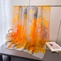 Dettaglio di sciarpa traslucida con motivi floreali astratti arancioni e gialli - Giallo Artistico Schizzo (XC7-3 Giallo)