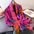Pañuelo de satén con rayas de colores y líneas abstractas para protección solar y estilo - Rosa