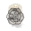 Pulsera bohemia con flor plateada, perlas blancas dobles y detalles de cristal fino - Plata (Blanco K)