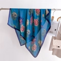 Detailopname van een koningsblauwe zijden sjaal met roze pioenrozen aan een hanger - Meerblauw Pioenroos (FE182-2)