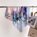 Detail van zijdeachtige vierkante sjaal met elegante bamboepatronen en bloemenprint - Blauw