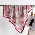 Detail eines Seidenimitat-Vierecktuchs mit elegantem Hahnentritt und Paisley-Muster - Rot (FJ960-1)