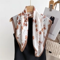 Foulard di seta bianco da 70cm con stampa floreale marrone appeso a una gruccia in legno - Bordo Caffè (FJ962-1)