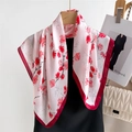 Dettaglio di un foulard in seta rosa con stampa floreale rossa appeso a una gruccia - Rosso (FJ962-2)