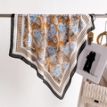 Detail eines Seidensatinschals mit gelbem Paisley-Muster und Hahnentritt-Rand - Schwarzer Rand (FJ960-3)