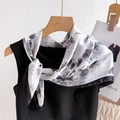 Foulard quadrato da 70 cm in finta seta con eleganti motivi floreali neri e bianchi - Nero (FJ962-3)