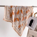 Detail eines Seidenschals mit Hahnentrittmuster und floralem Print in warmen Orangetönen - Khaki (FJ960-4)