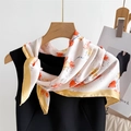 Foulard quadrato 70cm effetto seta con stampa floreale e bordo giallo su abito nero - Cachi (FJ962-4)
