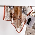 Dettaglio foulard di lusso 70cm in seta con stampa equestre e bordi arancioni - 70*70cm / FJ961-3 Bordo Caffè