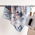 Carré de soie aux imprimés de nénuphars drapé sur une tige avec un sac à main couleur crème - 70x70cm / Bleu