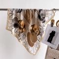 Dettaglio di un foulard quadrato in seta con stampa di cappelli vintage e drappeggio - 70*70cm / FJ961-4 Cachi