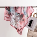 Carré en soie synthétique rose avec motif floral suspendu à une tige métallique - 70x70cm / Rose