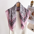 Detailansicht eines Seidenschals mit Paisley-Muster in Rosa und Beige am Hals getragen - 70*70cm / Rosa-Beiges Paisley-Geometrischer Stil (FJ935-3)