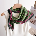 Detailansicht eines grünen Seidenschals mit Paisley-Muster an einer weißen Bluse - 70*70cm / Grüner Retro-Polka-Punkt-Paisley-Stil (FJ935-4)