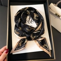 Luxe zijden sjaal met luipaardprint in zwart en goud op een stijlvol modeblad - 147x14cm / Zwart (LE10-1)