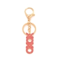Porte-clés pendentif XOXO en émail doré avec fond rouge et lettres texturées - Rouge