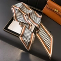 Écharpe en soie à motif pied-de-poule et motif H, détails orange sur plateau cuir - Bord Café (LE17-2)