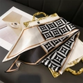 Moderner geometrischer Seidenschal in Schwarz, Weiß und Gold auf einem Luxustablett - Schwarz und Weiß (LE4-1)