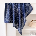 Dettaglio del foulard in seta blu scuro con stampa paisley drappeggiato su supporto bianco - 70*70cm / Blu Notte