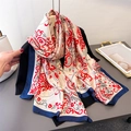 Élégant foulard en satin à fleurs paisley avec bordure bleue sur tenue noire - 180*80cm / Rouge (Gris/Beige Paisley)