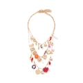 Collana dorata a strati bohémien con ciondoli a cuore, peperoncino e conchiglia su sfondo bianco - Multicolore