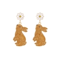 Süße Hasen-Ohrringe aus Emaille mit Gänseblümchen-Stecker und goldfarbenen Anhängern - Bunt