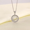 Collana con ciondolo a forma di loto in argento e diamanti su sfondo di seta crema - Loto Argentato