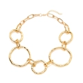 Collar de eslabones gruesos dorados con aros irregulares y textura de metal fundido - Dorado