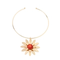 Collana girocollo rigida dorata con grande ciondolo a fiore 3D e centro rosso traslucido - Centro Rosso Arancio (A Arancione)