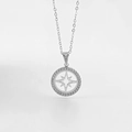 Collana d'argento con ciondolo a stella traforata e bordo di cristalli scintillanti - Stella a otto punte d'argento