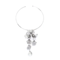 Girocollo minimalista in argento con pendenti a fiore metallico 3D e dettagli in cristallo - Argento