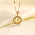 Collana con ciondolo rotondo traforato dorato e zirconi lucidi su sfondo di seta - Motivo Floreale Di Giuggiolo Dorato