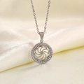 Collana con pendente a cerchio sole in argento e zirconi su sfondo di seta - Motivo Floreale Di Giuggiolo Argentato