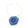 Gargantilla bohemia artesanal con colgante de flor de mezclilla azul en aro de metal dorado - Flor Azul Gargantilla Dorada (A)