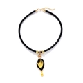 Boho-Choker aus schwarzem Leder mit goldenem Handanhänger und Tropfen auf weißem Grund - Schwarzes Lederseil Goldener Handanhänger (A)
