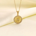 Collana dorata con ciondolo a sole traforato, pietra centrale e piccoli zirconi - Spirale In Zirconia Dorata