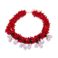Dettaglio di perline di corallo rosso e ciondoli in perle barocche con catena d'oro - Stile Resina