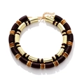 Collana a doppio strato con perle geometriche in legno e tubi di metallo dorato - Multicolore