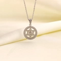 Collana con esagramma in argento e pietra centrale scintillante su sfondo di velluto - Stella di David Argentata